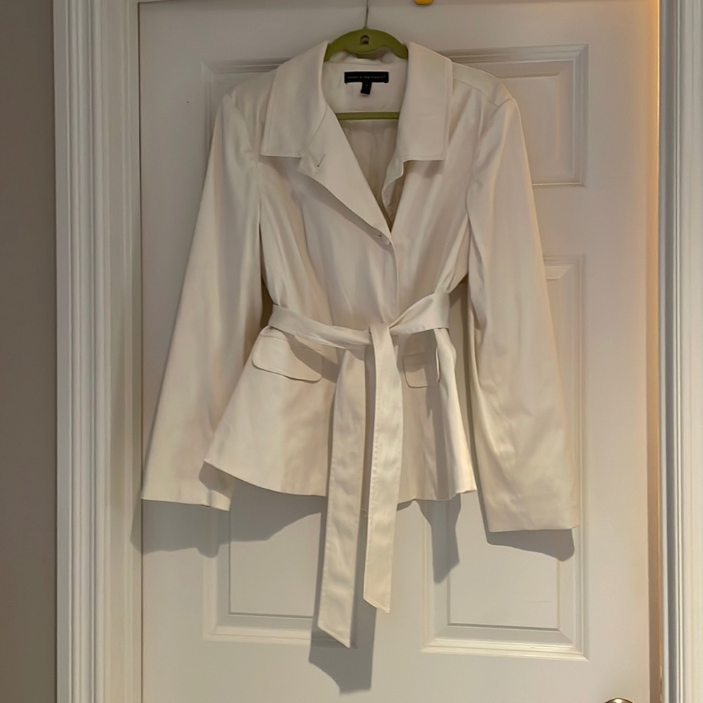 Gorgeous Harve Benard white dress jacket